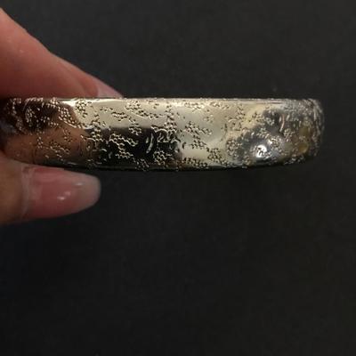 Beautiful vintage silver tone bangle bracelet very nice