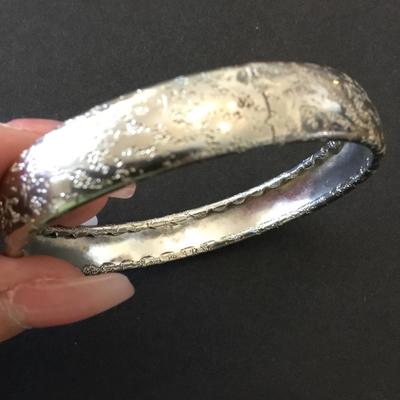 Beautiful vintage silver tone bangle bracelet very nice