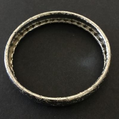 Beautiful vintage silver tone bangle bracelet very nice