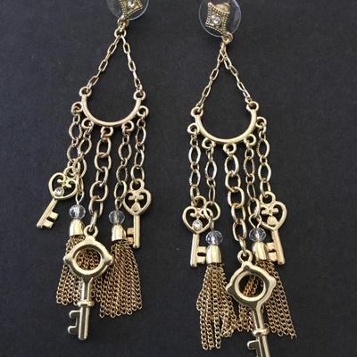 Beautiful gold tone dangling earrings