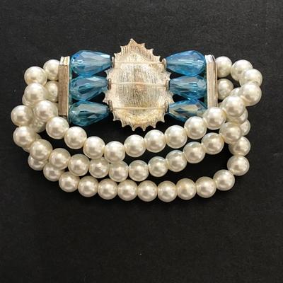 Very nice stretchy fashion, statement bracelet