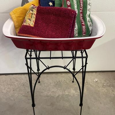 Plant stand with casserole dish and towels