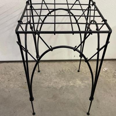 Plant stand with casserole dish and towels
