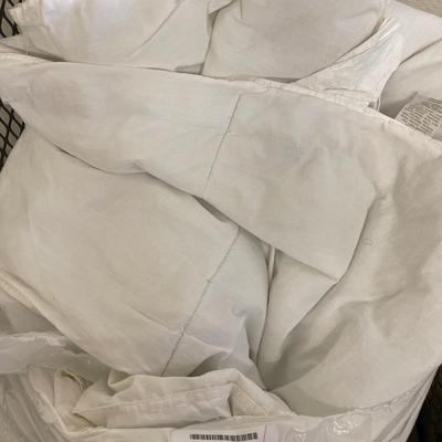 Queen bedding ensemble with extra bedding