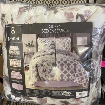 Queen bedding ensemble with extra bedding