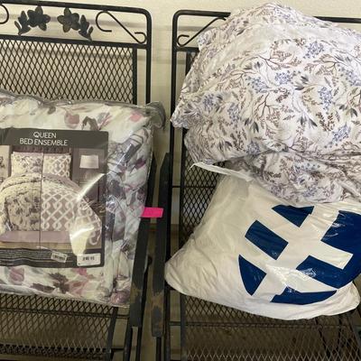 Queen bedding ensemble with extra bedding
