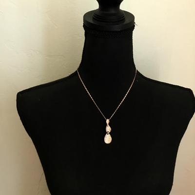 Beautiful 18 karat RGP Rose gold plated, necklace, very beautiful very nice