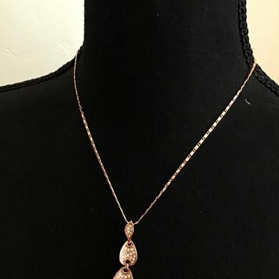 Beautiful 18 karat RGP Rose gold plated, necklace, very beautiful very nice