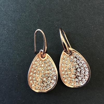 Beautiful, 18 karat RGP Rose gold plated Crystal dangle earrings