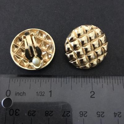 Nice Vintage gold tone clip on earrings