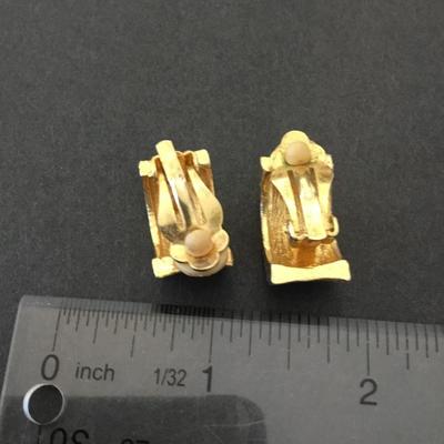 Beautiful vintage clip on earrings