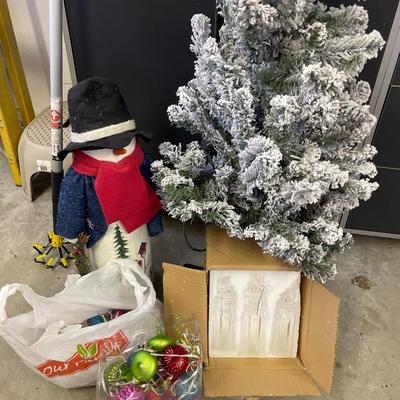 Small tree with snowmen
