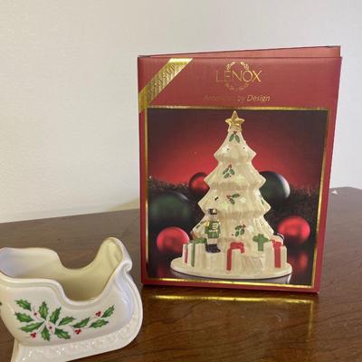 Lenox sleigh and tree