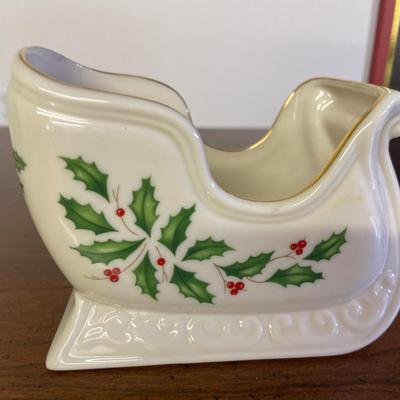 Lenox sleigh and tree