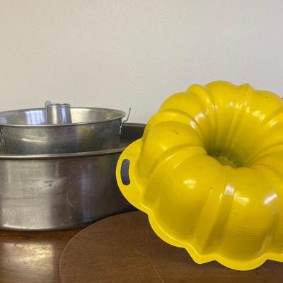 Bundt pan, roaster, and cake storage