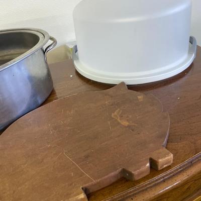 Bundt pan, roaster, and cake storage