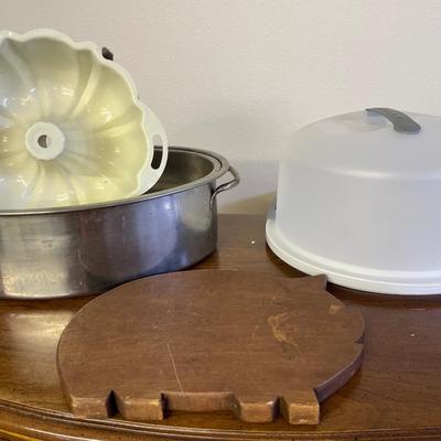 Bundt pan, roaster, and cake storage