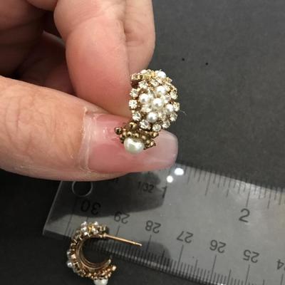 Beautiful vintage very nice gold tone hoop earrings