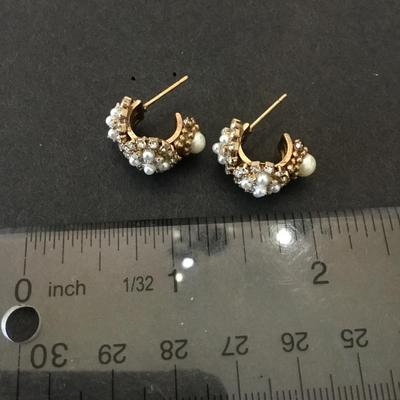 Beautiful vintage very nice gold tone hoop earrings