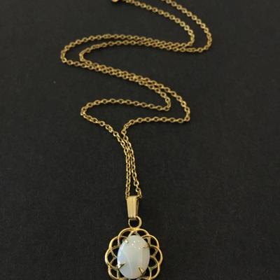 Beautiful vintage necklace gold tone