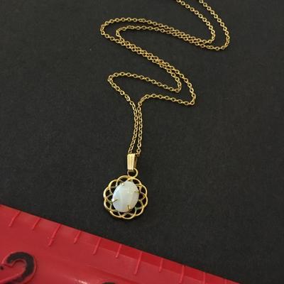 Beautiful vintage necklace gold tone