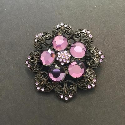 Pretty flower brooch pin
