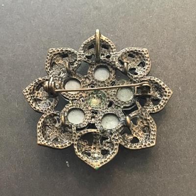 Pretty flower brooch pin