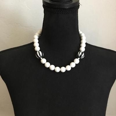 Cool vintage chunky bead necklace