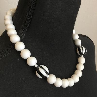 Cool vintage chunky bead necklace
