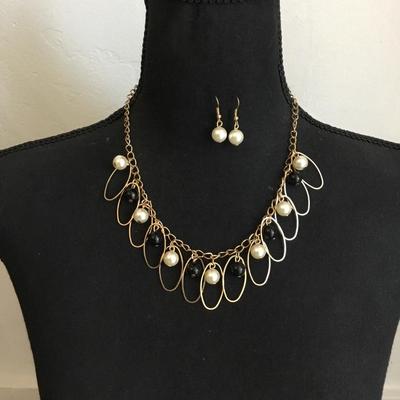Cute black & white faux pearl necklace set