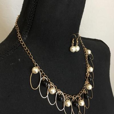 Cute black & white faux pearl necklace set
