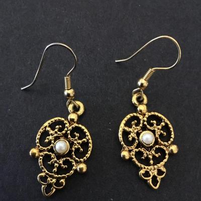 Beautiful vintage premier design Victorian style dangle earrings