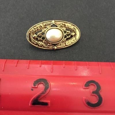 Vintage Gold tone faux Pearl brooch