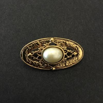 Vintage Gold tone faux Pearl brooch