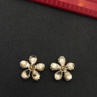 Beautiful, vintage, flower stud earrings