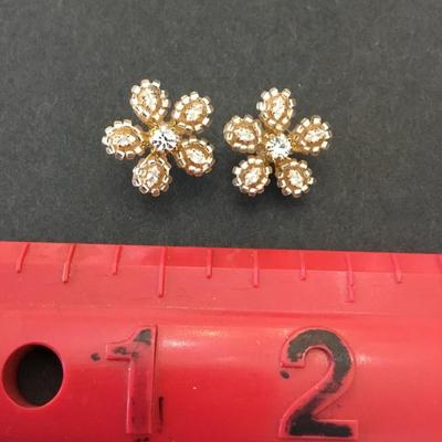 Beautiful, vintage, flower stud earrings