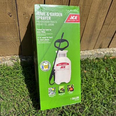 New in Box Garden Pump Sprayer