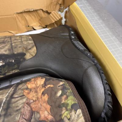 Sale Photo Thumbnail #1192: NEW Men's Size 10 CAMO color. 