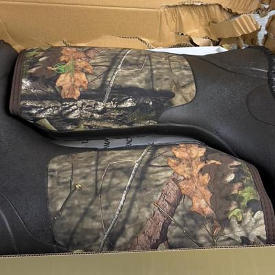 Sale Photo Thumbnail #1191: NEW Men's Size 10 CAMO color. 