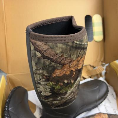 Sale Photo Thumbnail #1194: NEW Men's Size 11 CAMO color. 