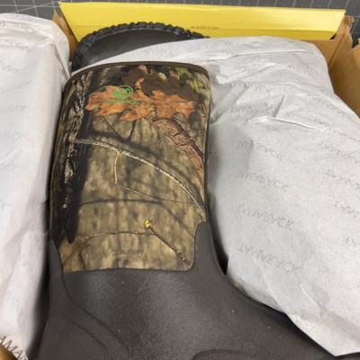 Sale Photo Thumbnail #1196: NEW Men's Size 11 CAMO color. 