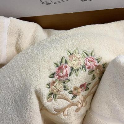 Sale Photo Thumbnail #2019: NEW Cream Towels. Decorative a few styles. 