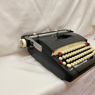Sears Forecast 12 Typewriter w/ Case (O-SS)