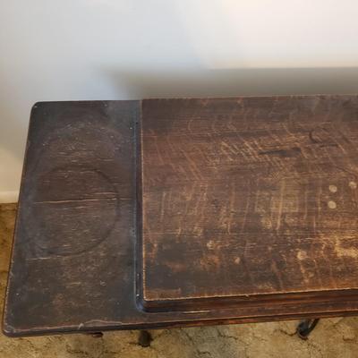 Singer Treadle Sewing Machine/Table & Sewing Accessories (B3-KD)