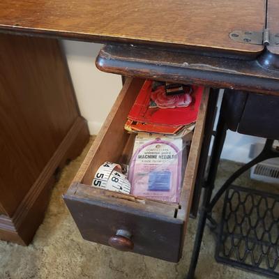 Singer Treadle Sewing Machine/Table & Sewing Accessories (B3-KD)