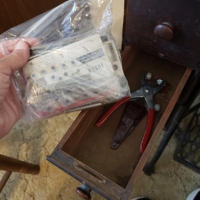 Singer Treadle Sewing Machine/Table & Sewing Accessories (B3-KD)