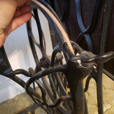 Singer Treadle Sewing Machine/Table & Sewing Accessories (B3-KD)