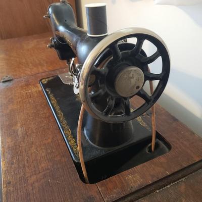 Singer Treadle Sewing Machine/Table & Sewing Accessories (B3-KD)