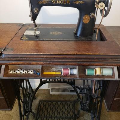 Singer Treadle Sewing Machine/Table & Sewing Accessories (B3-KD)