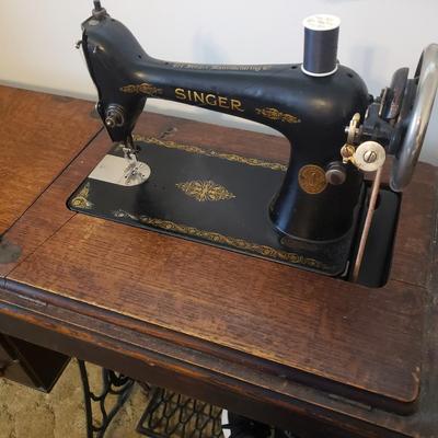Singer Treadle Sewing Machine/Table & Sewing Accessories (B3-KD)